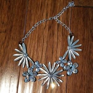 NWOT Crystal flower statement necklace 🛍